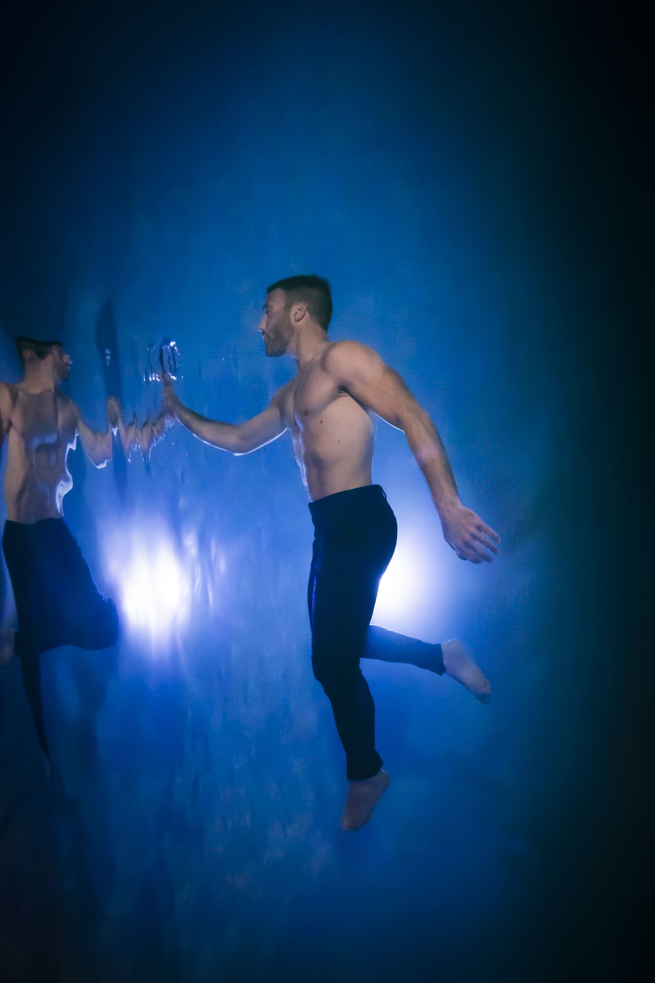 Une séance photo aquatique avec un homme, en nocturne. ©Maxime Bonneau, Nautile Photographie 2023.