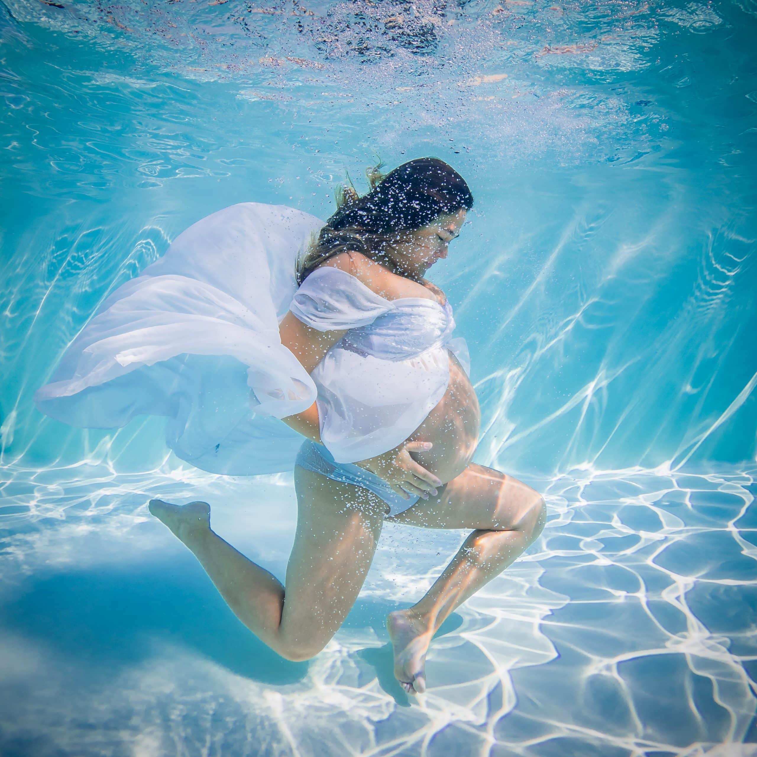 Une image réalisée lors d'une séance photo aquatique de grossesse. ©Maxime Bonneau, Nautile Photographie 2023.