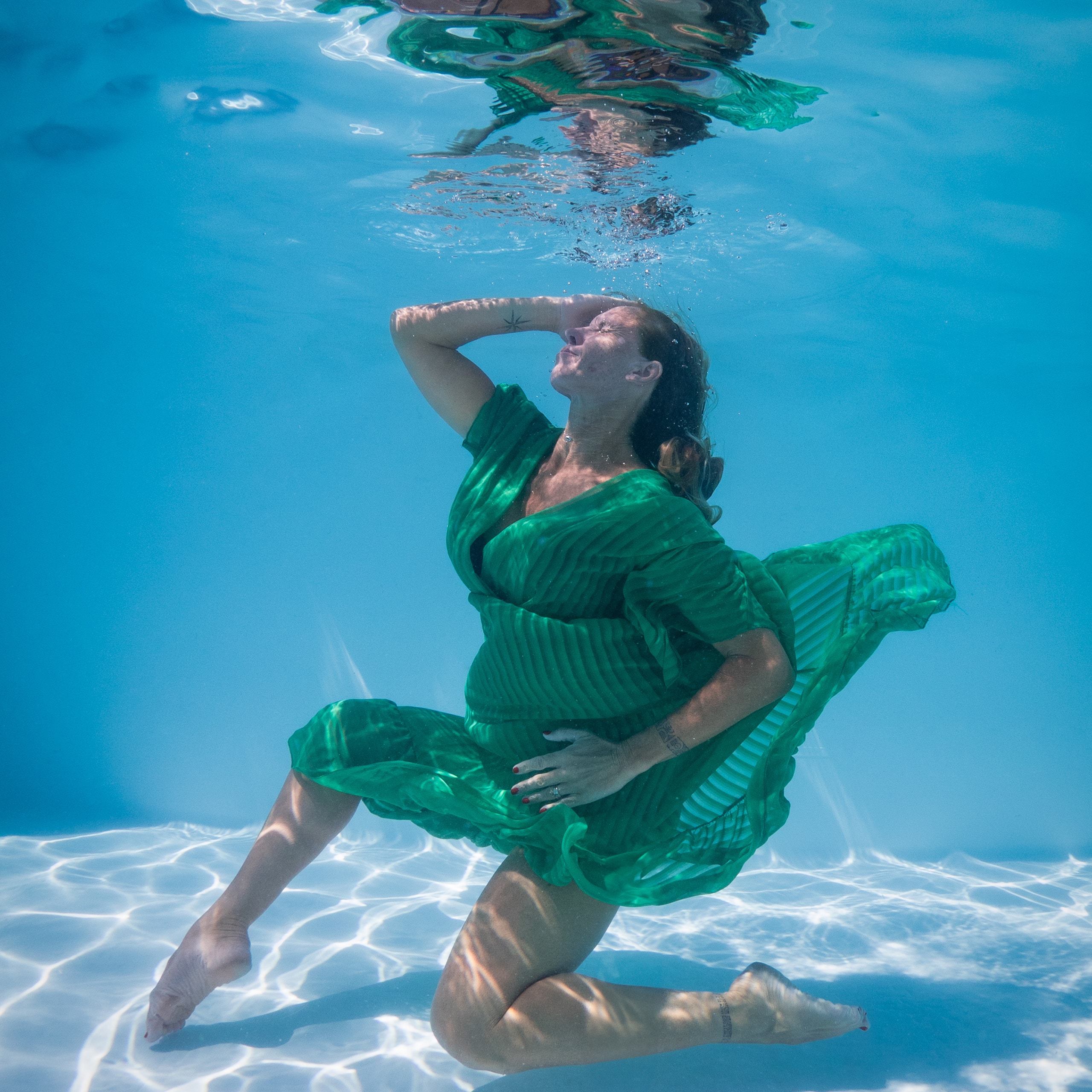 Photographie issue d'une séance portrait aquatique avec une danseuse. ©Maxime Bonneau, Nautile Photographie 2023.