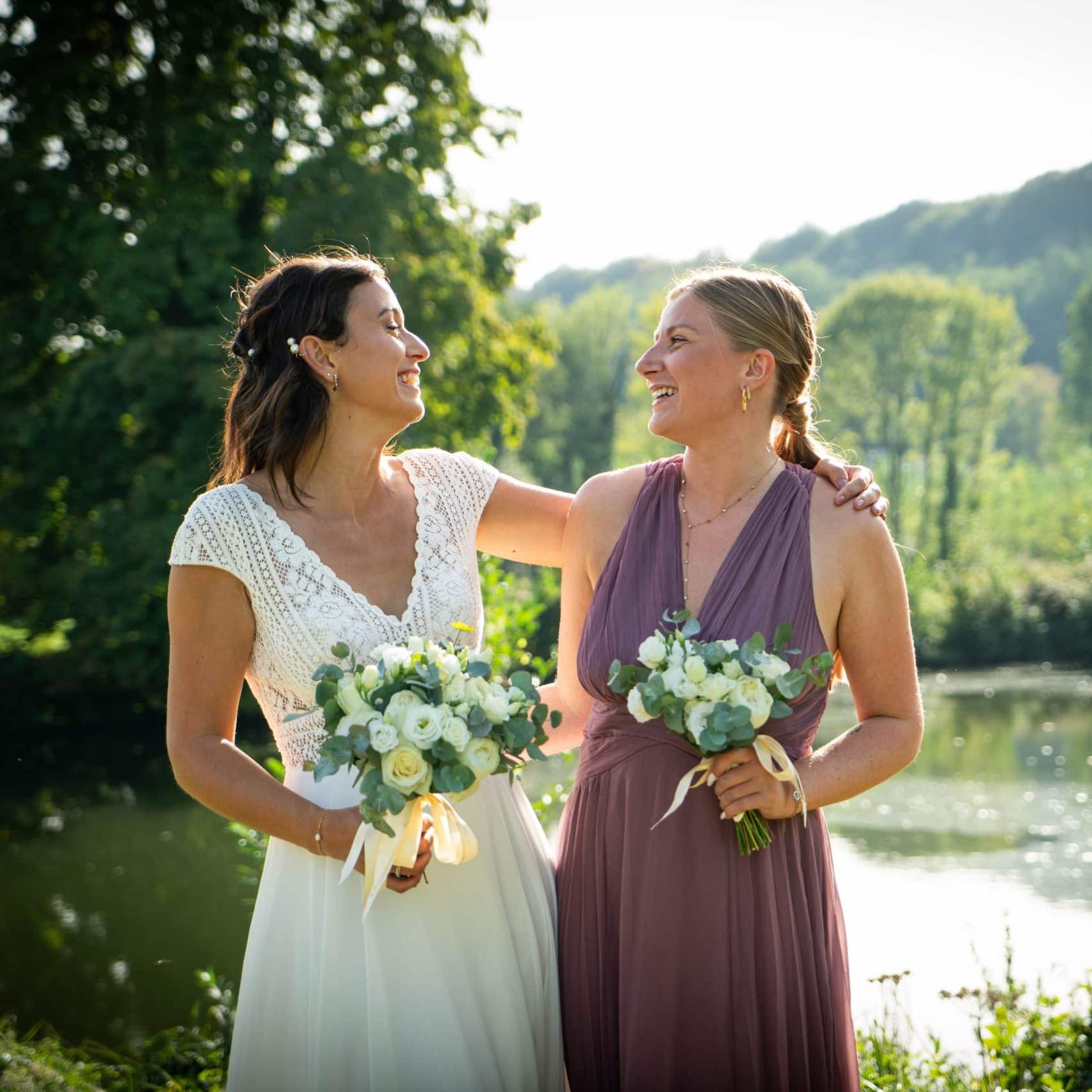 Photo de la mariée et sa témoin. ©Maxime Bonneau, Nautile Photographie 2023.