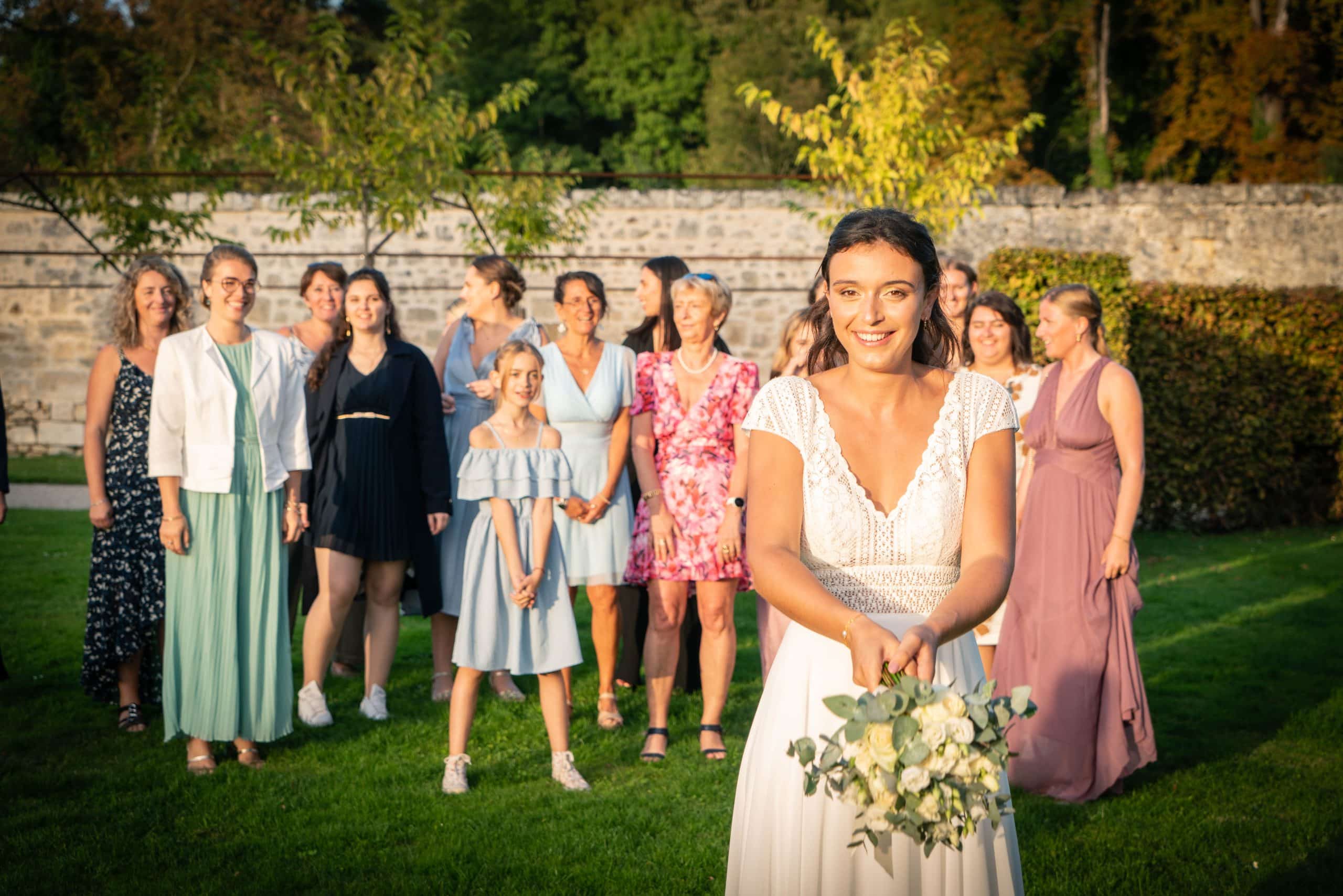 La tradition du lancer de bouquet. Photographe de mariage : Maxime Bonneau, Nautile Photographie 2023.