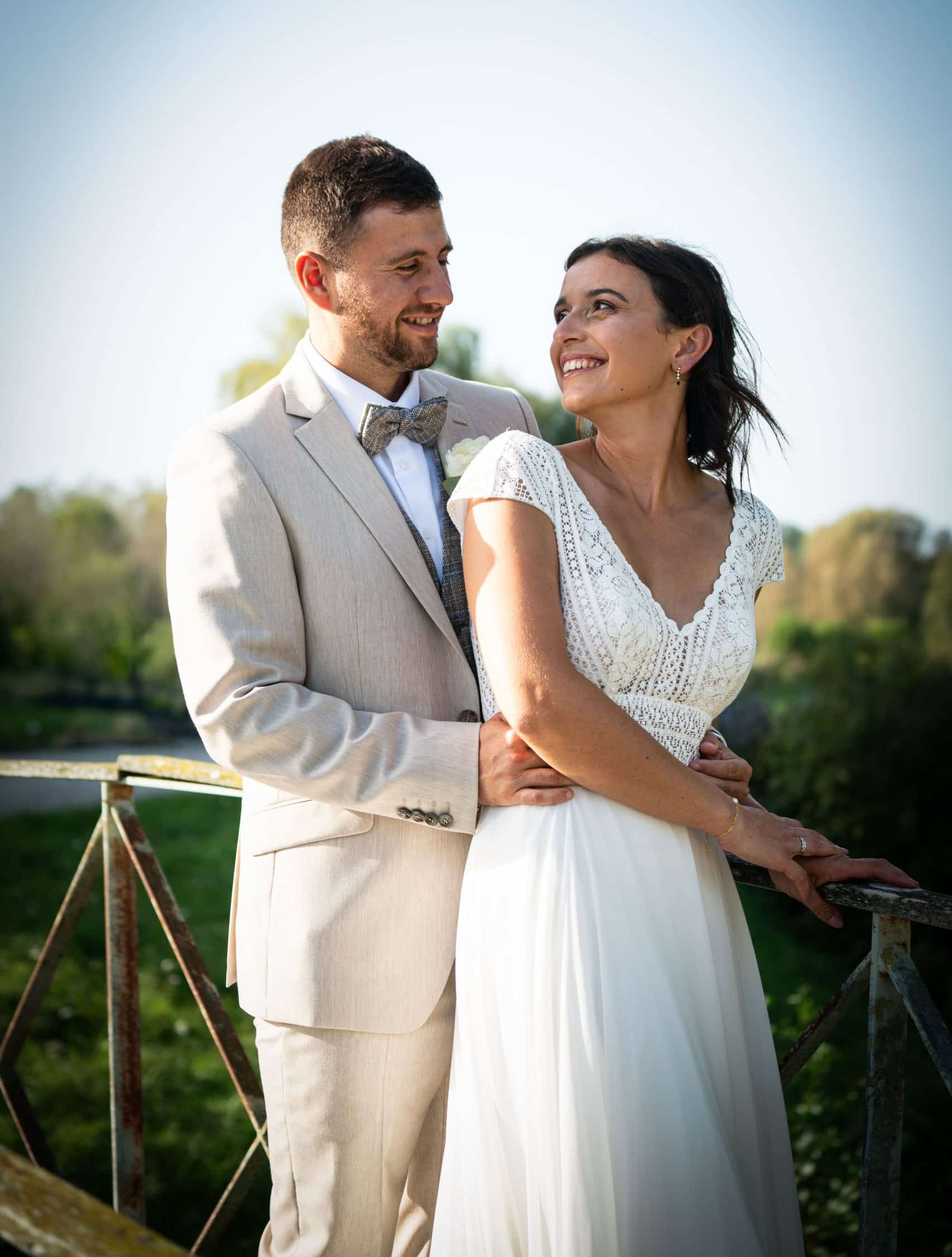 Séance couple lors d'un reportage photo de mariage. ©Maxime Bonneau, Nautile Photographie 2023.