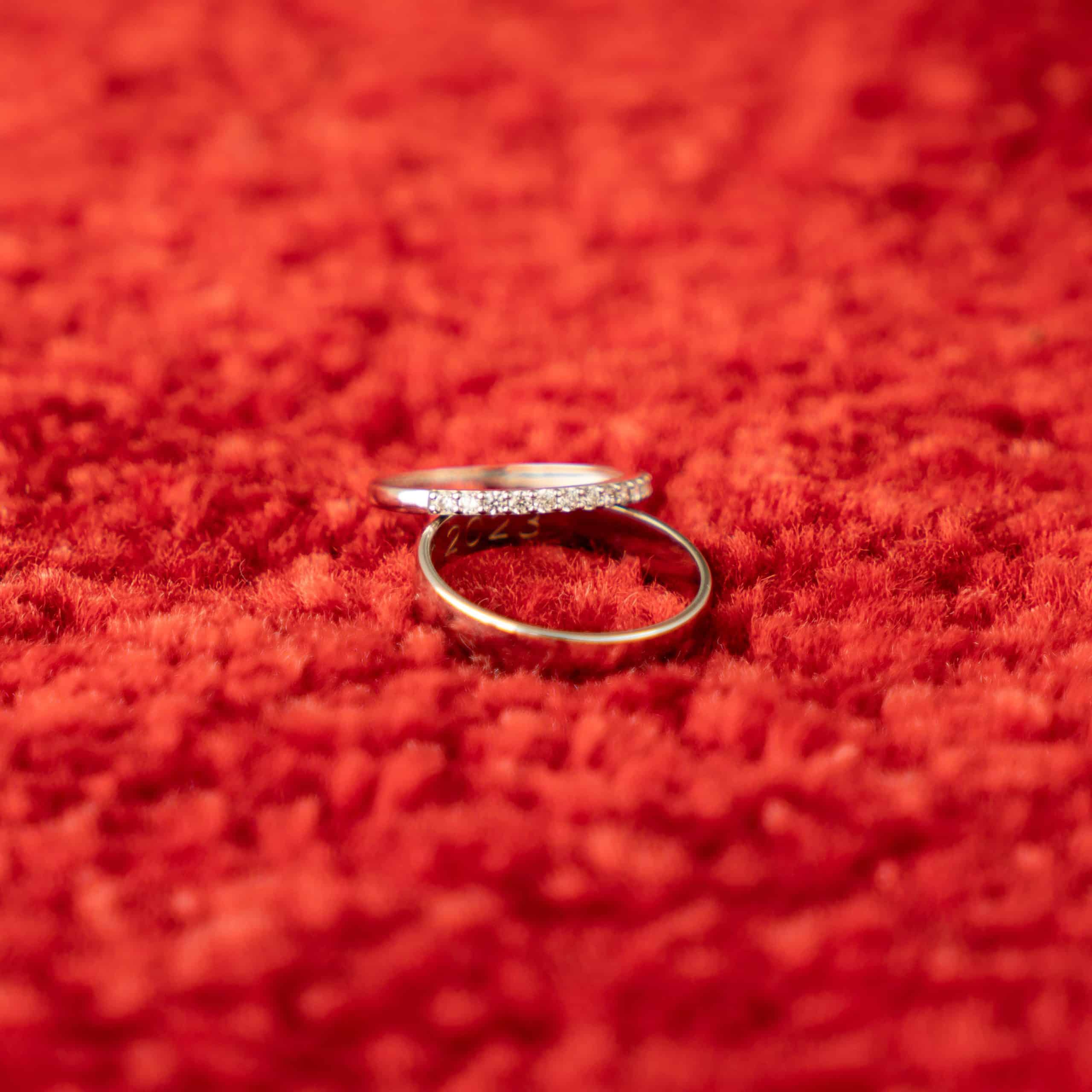 Alliances lors d'un reportage photo de mariage. ©Maxime Bonneau, Nautile Photographie 2023.