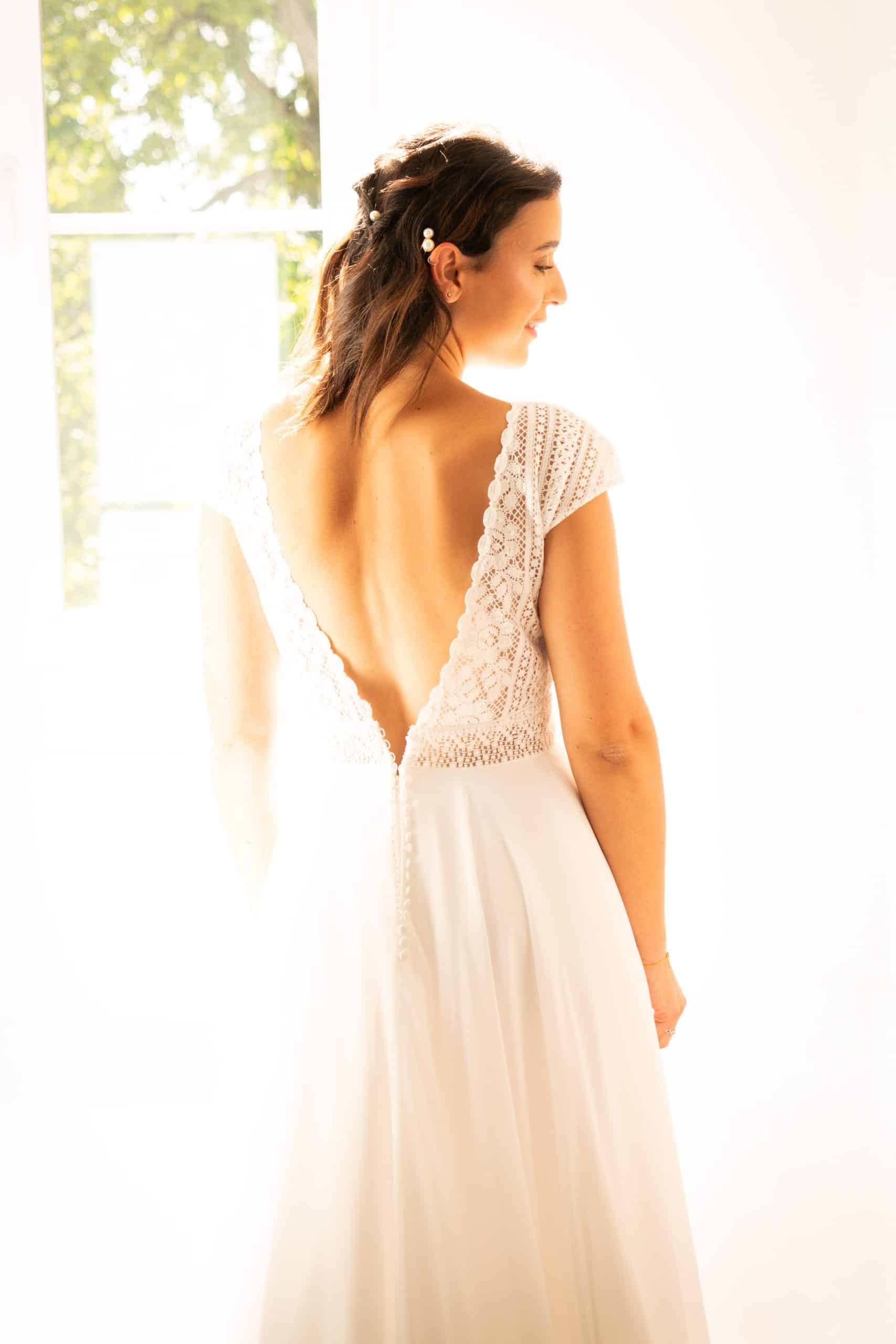 Une mariée termine ses préparatifs de mariage. ©Maxime Bonneau, Agence Nautile 2023.