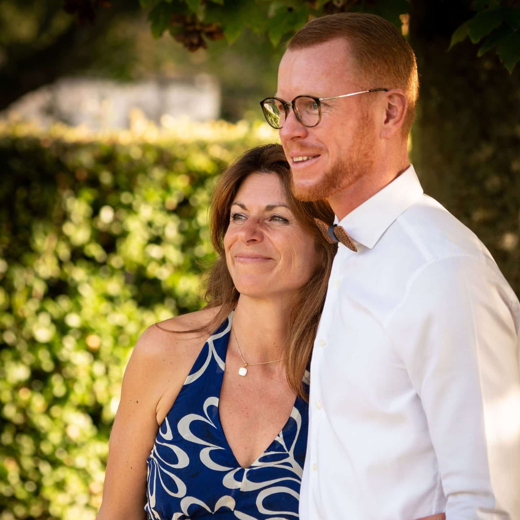 Un couple durant le vin d'honneur d'un mariage. ©Maxime Bonneau, Nautile Photographie 2023.