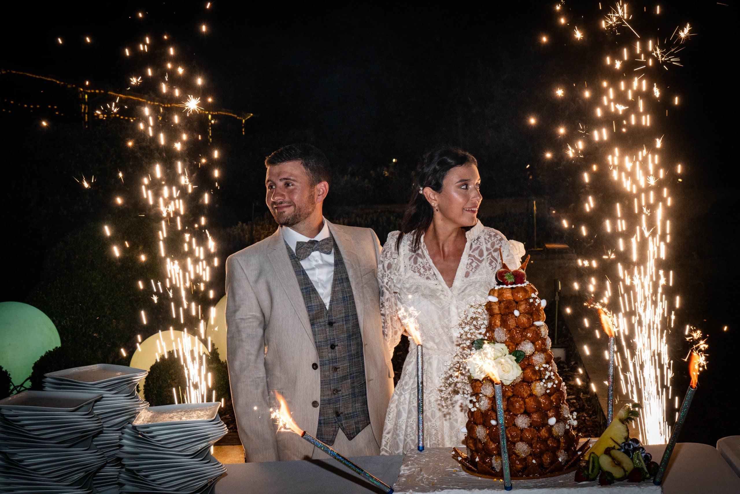 Moment de la pièce-montée durant un mariage. Photographe de mariage : Maxime Bonneau, Nautile Photographie 2023.